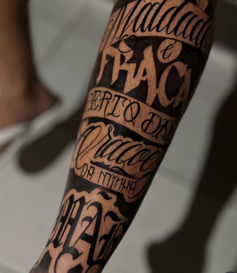 Tatuagem de lettering em preto no antebraço